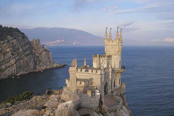Ласточкино гнездо в Ялте обязательно для туристов в Крыму - Фото