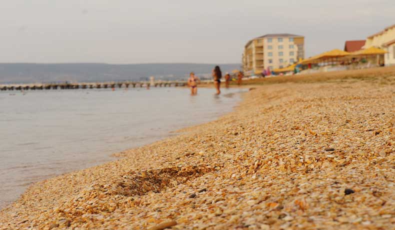 Золотой пляж Феодосии всегда ждет туристов - Фото